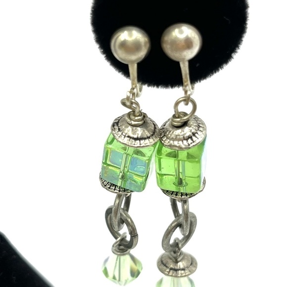 Vintage Clip on Earrings Green Iridescent in the light!! Beautiful colorful - Picture 4 of 10